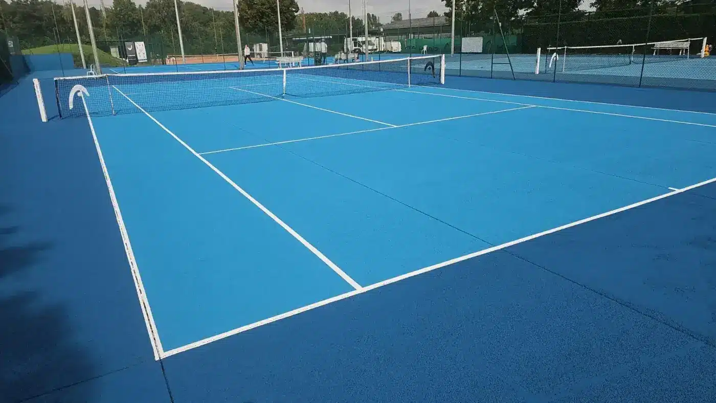 Courts de tennis en résine réalisés par Service Tennis